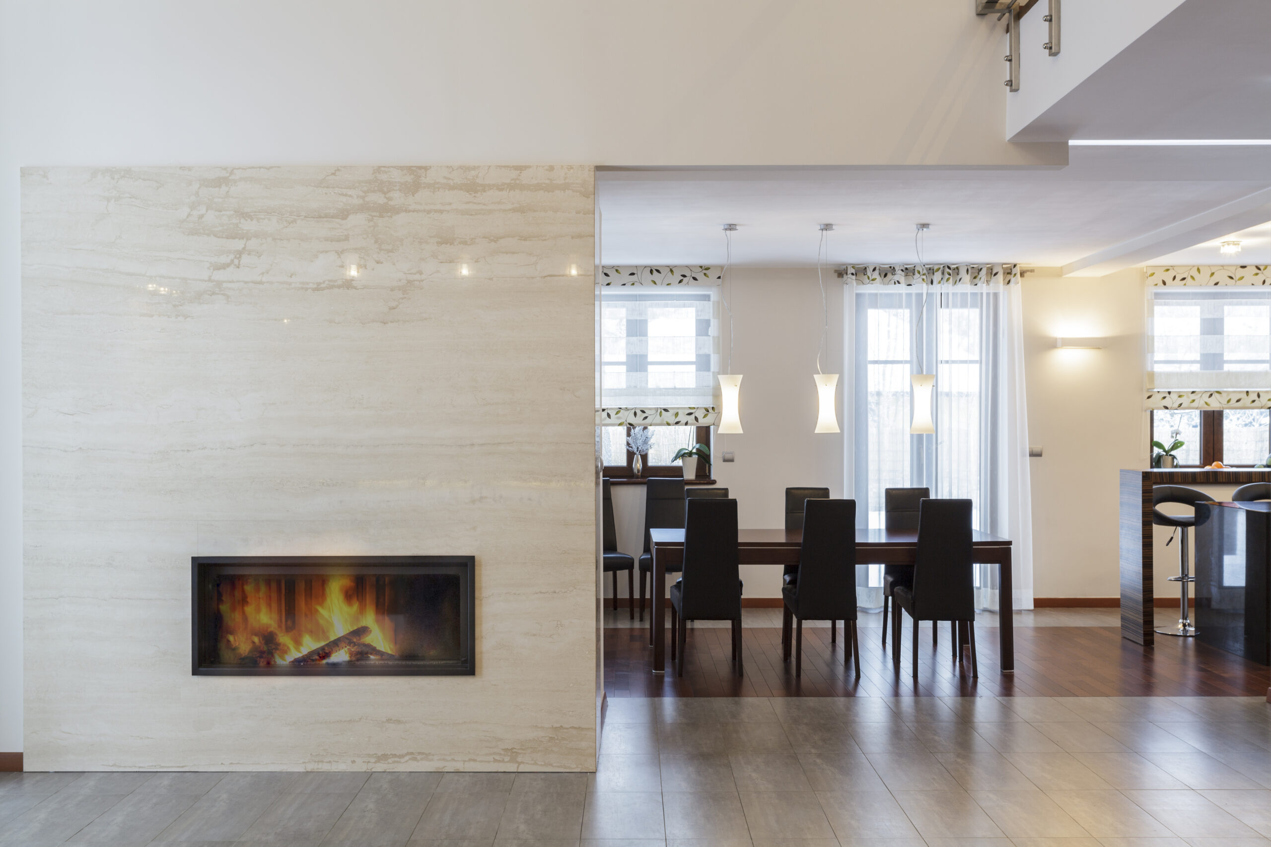 Grand,Design,-,Fireplace,In,Living,Room,And,Table